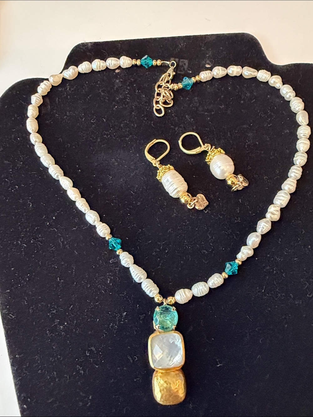 JV Boutique Pearl Necklace with Teal Crystal and Gold Pendant